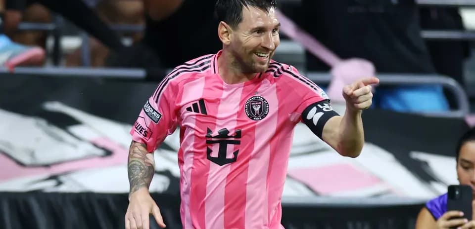 Jugador celebrando en uniforme rosa de Inter Miami