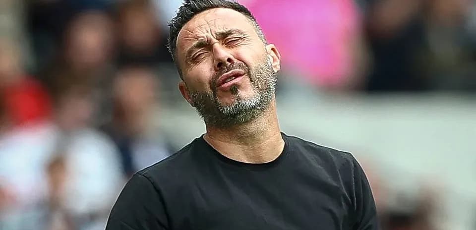 Entrenador mostrando frustración durante el partido