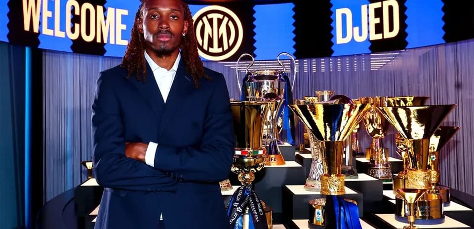 Jugador posando frente a trofeos en presentación