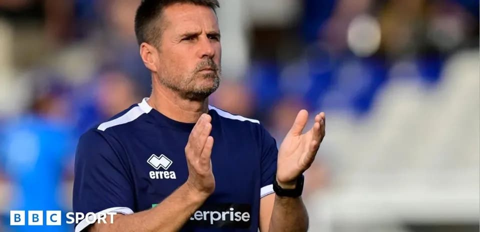 Entrenador aplaudiendo durante el partido