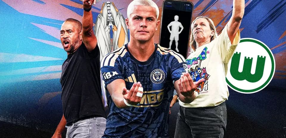 Jugadores y entrenadores de fútbol en acción