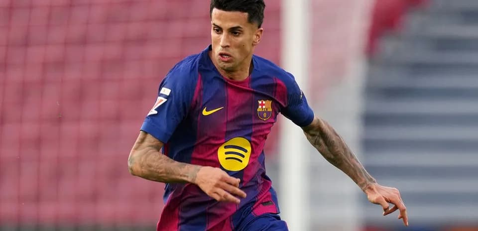 Jugador de Barcelona corriendo con el balón en campo