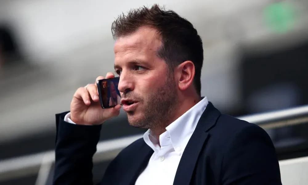 Hombre hablando por teléfono en un estadio