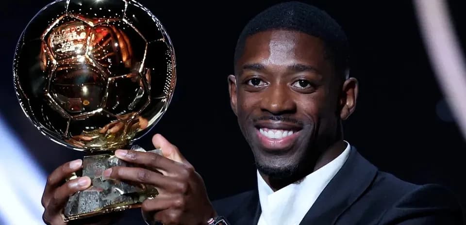 Jugador sosteniendo el Balón de Oro en ceremonia