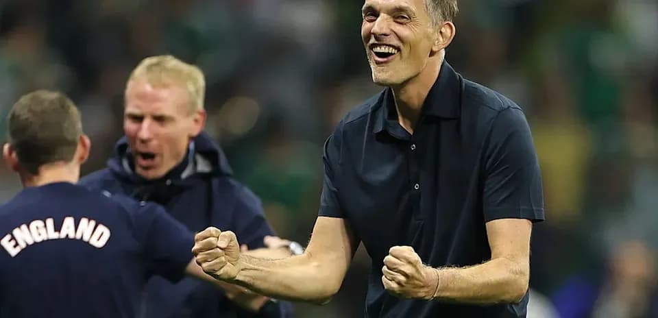 Entrenador celebrando con compañeros tras victoria