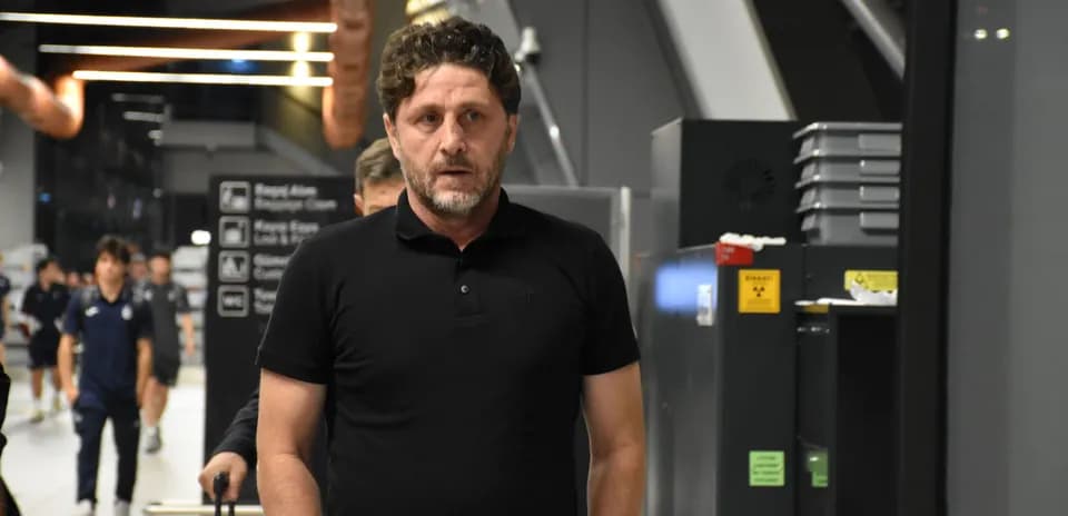 Entrenador caminando en el pasillo del aeropuerto