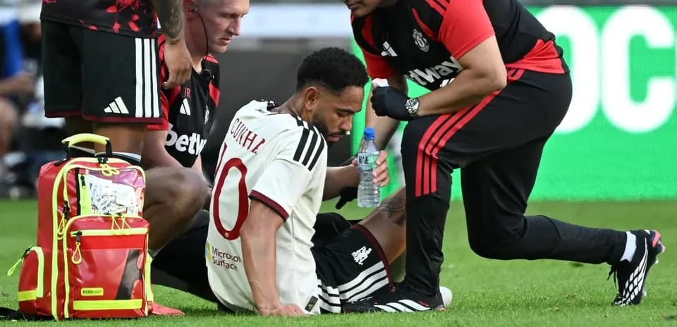 Jugador siendo atendido por el personal médico