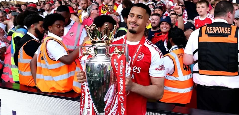 Jugador de Arsenal sosteniendo trofeo de Premier League