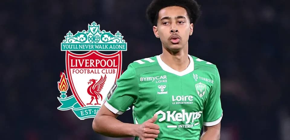 Jugador en camiseta verde con logo de Liverpool detrás