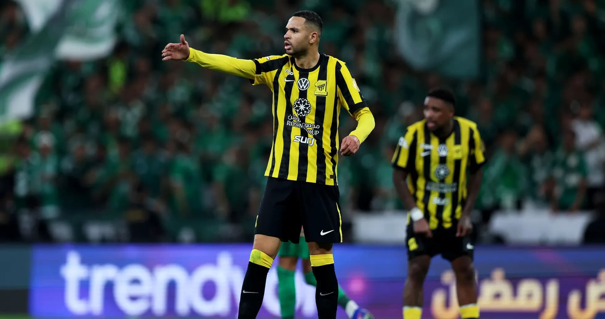 Jugador de Ittihad dirigiendo en el partido