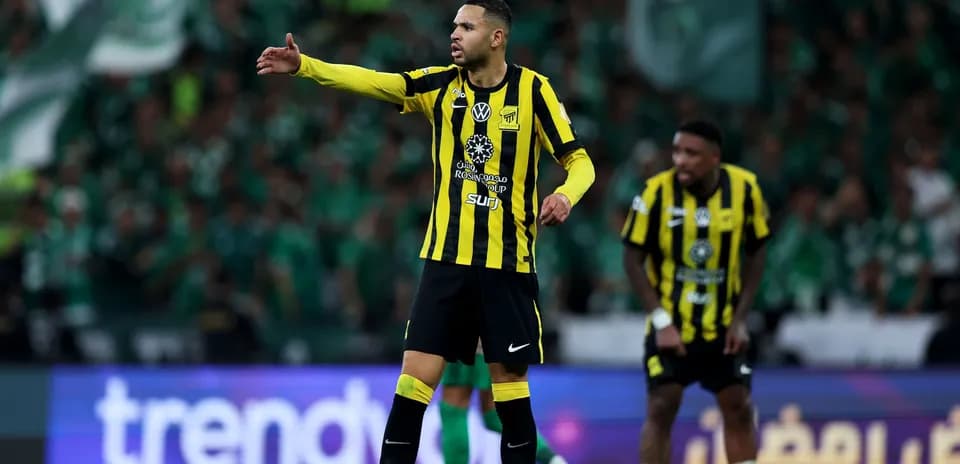 Jugador de Ittihad dirigiendo en el partido