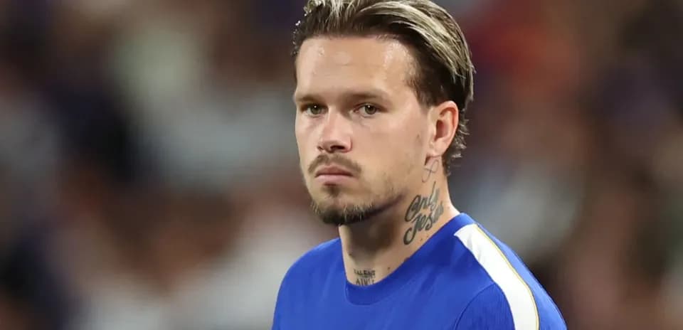Jugador con camiseta azul mirando hacia adelante