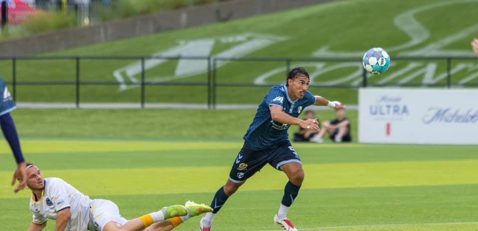 Jugador persigue el balón en el partido