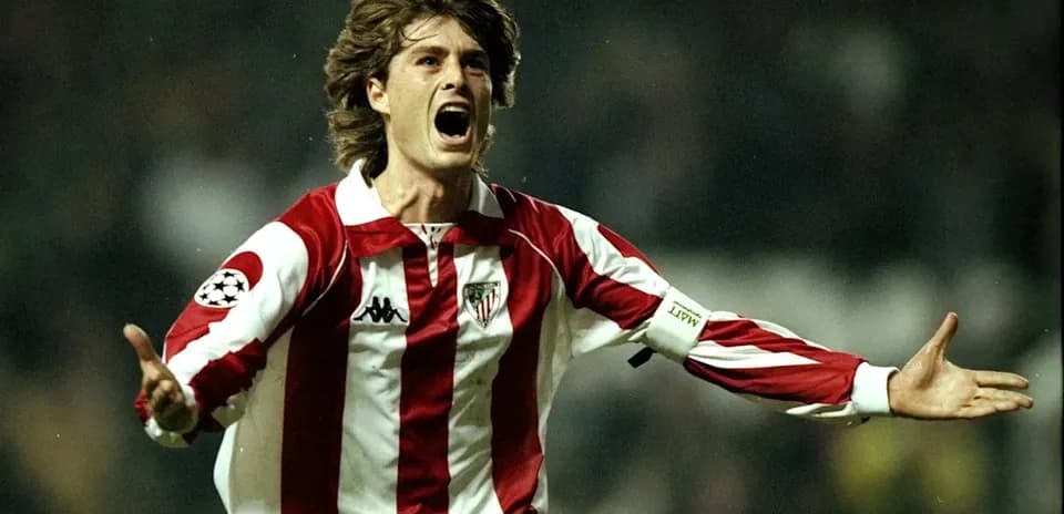 Jugador celebrando un gol con camiseta del Athletic Club