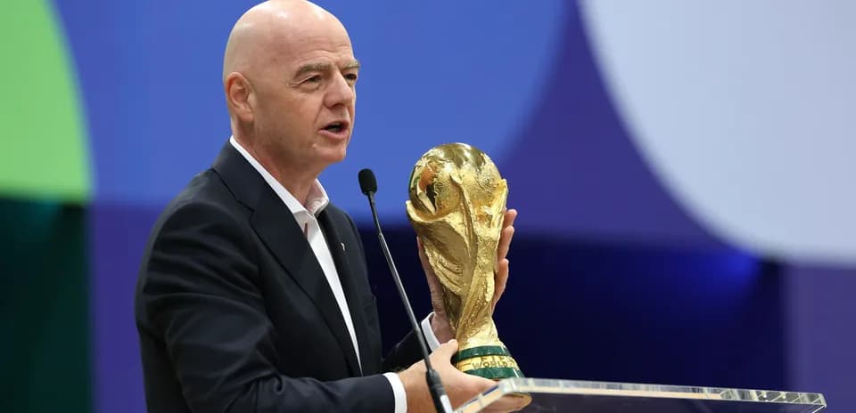 Funcionario sosteniendo la Copa del Mundo en el podio