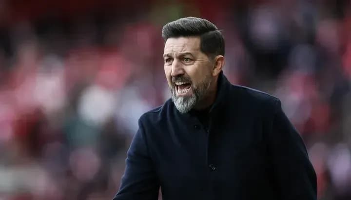 Entrenador dirigiendo al equipo durante el partido