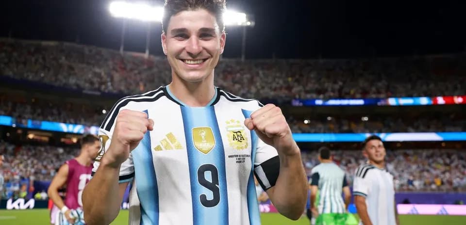 Jugador argentino sonriendo y celebrando en el estadio