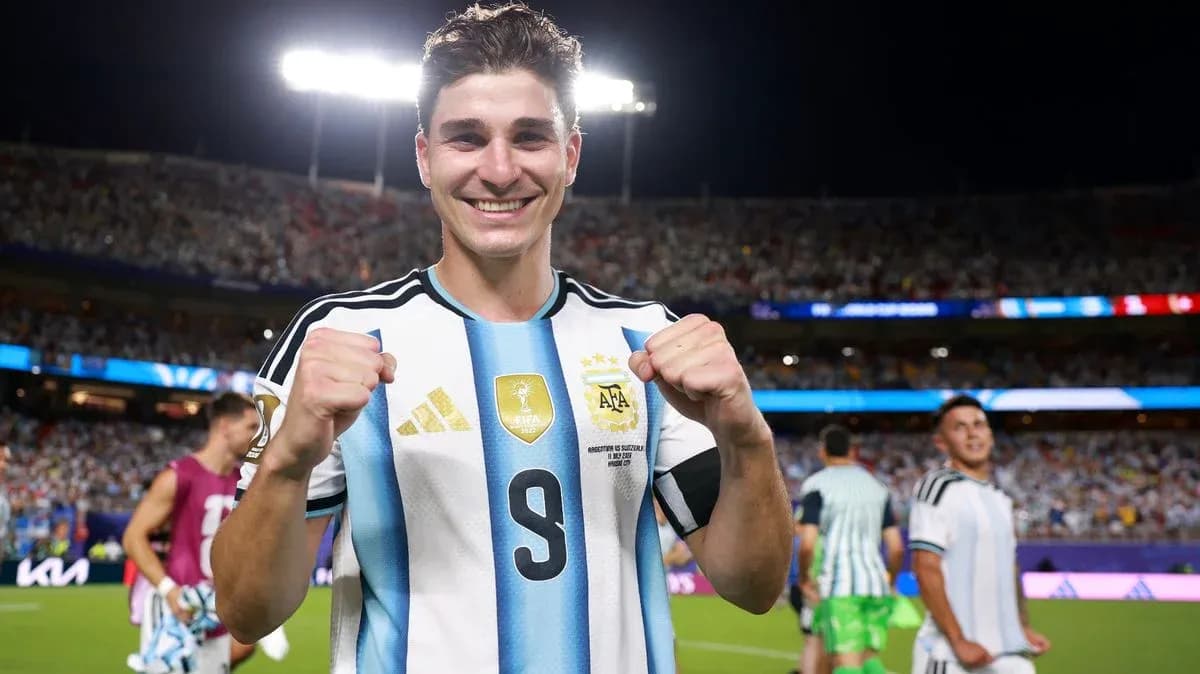 Jugador argentino sonriendo y celebrando en el estadio