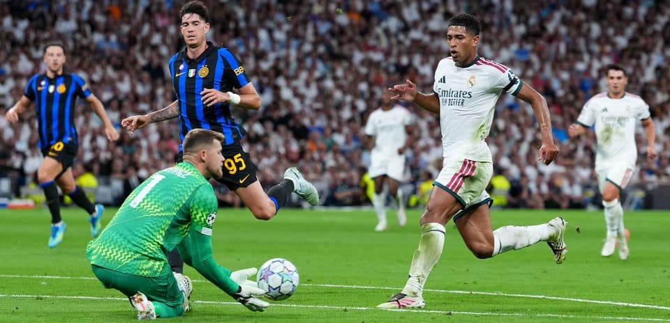 Jugadores de Real Madrid e Inter luchando por el balón