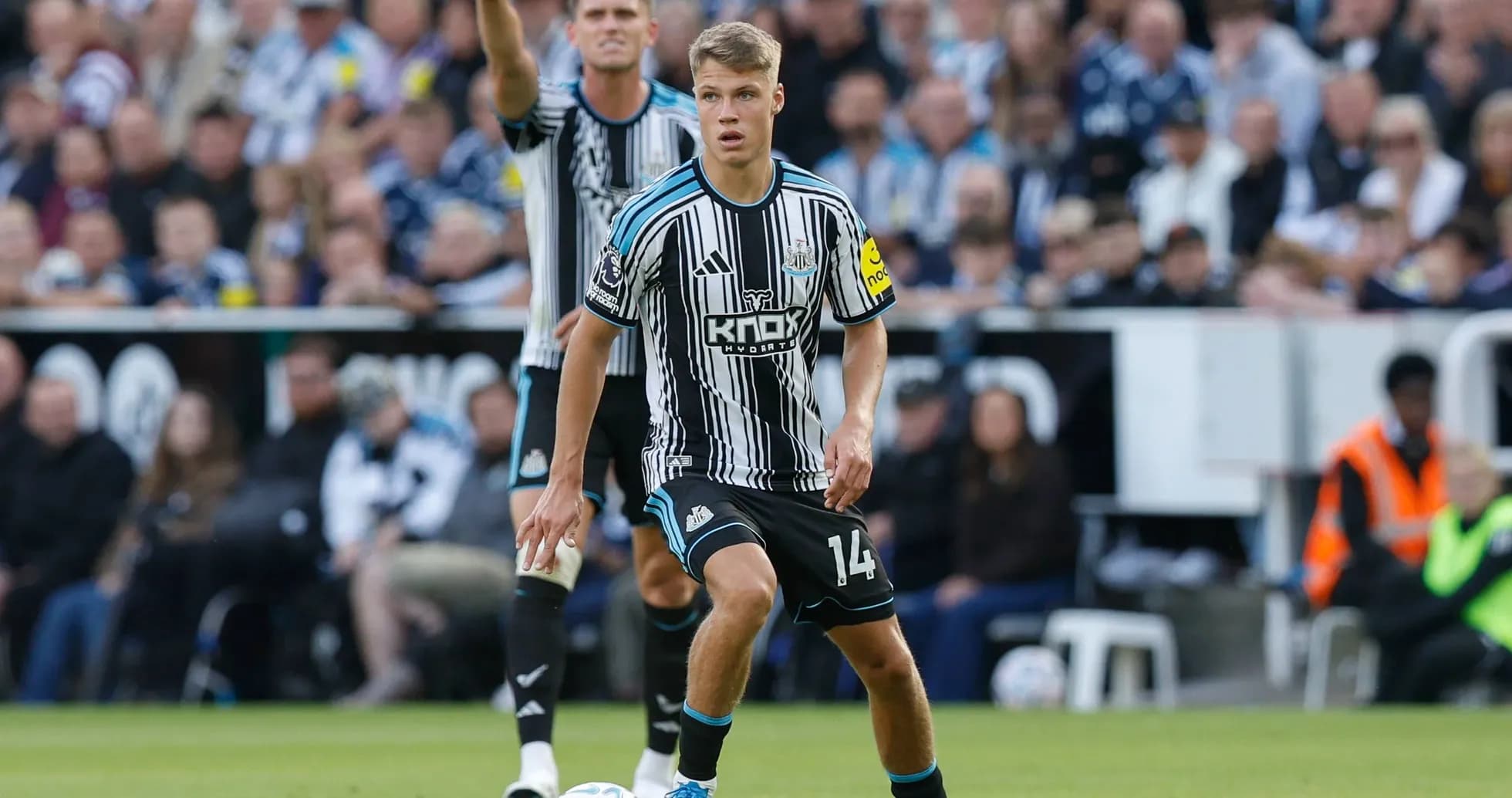 Jugador de Newcastle controlando el balón en el campo