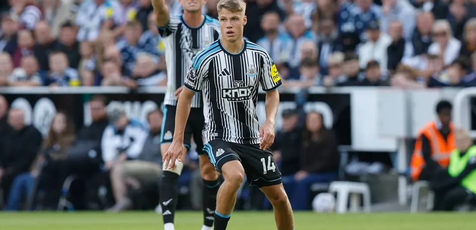 Jugador de Newcastle controlando el balón en el campo