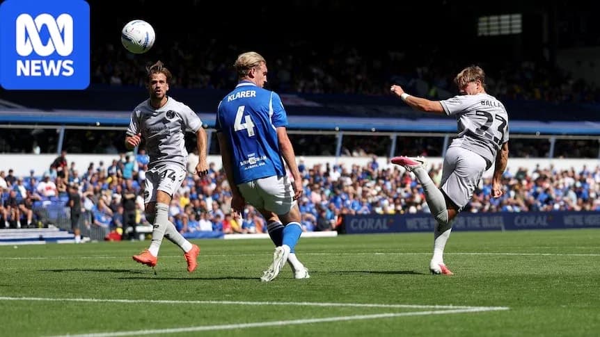 Jugador disparando a puerta durante un partido de fútbol