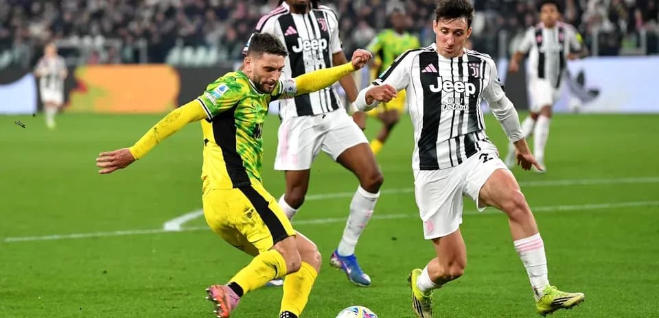 Jugadores compitiendo por el balón en partido