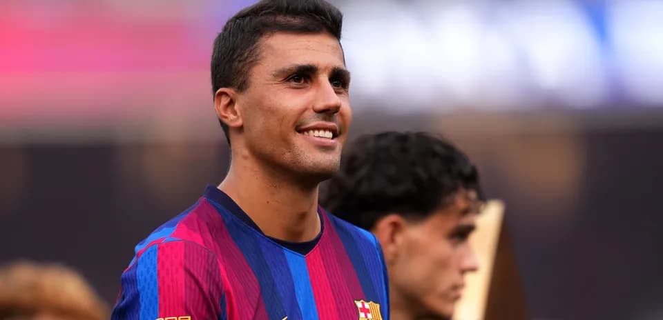 Jugador de FC Barcelona sonriendo en el campo
