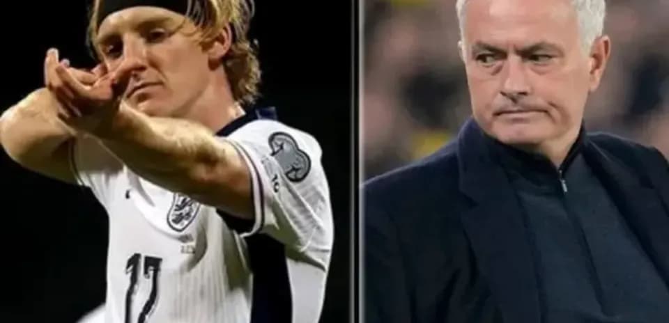Jugador celebrando y entrenador observando durante partido