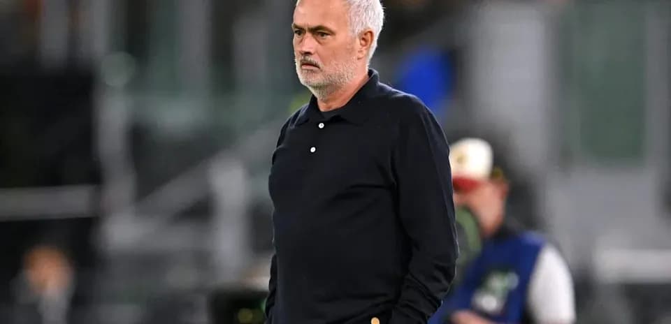 Entrenador observando el juego desde la línea lateral