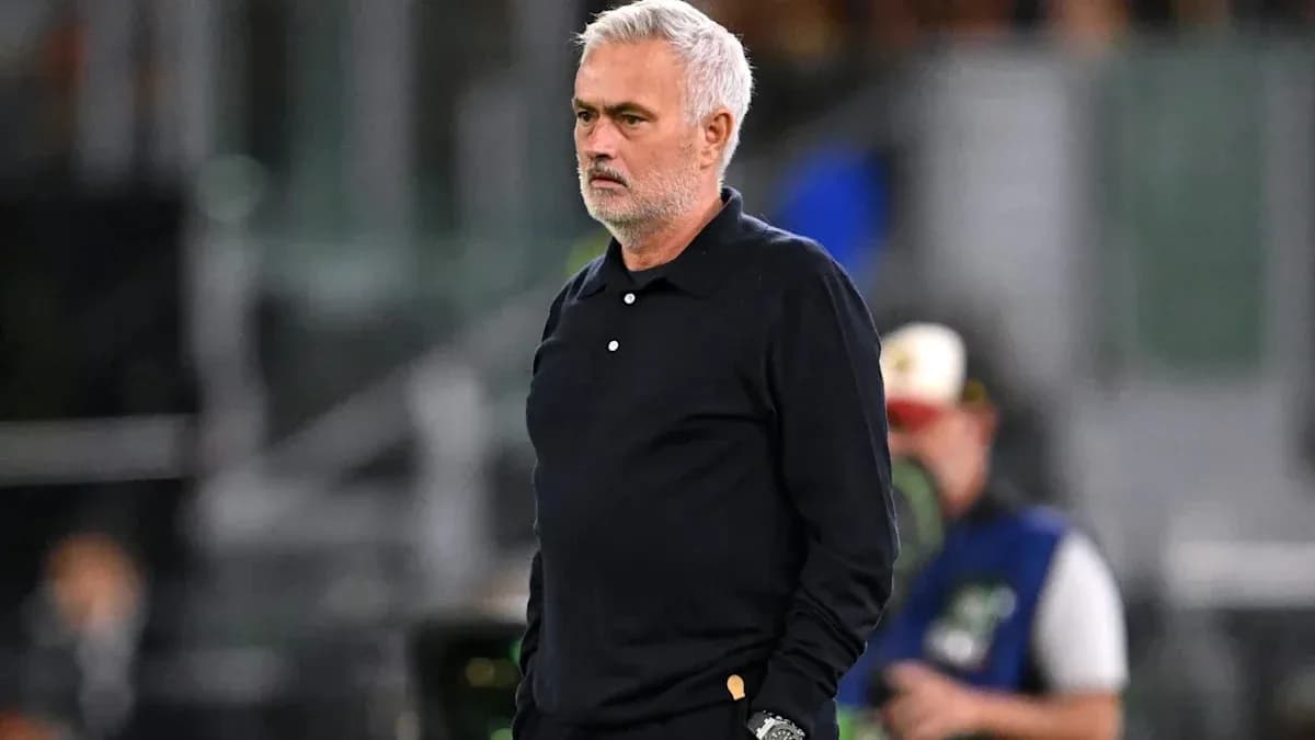Entrenador observando el juego desde la línea lateral