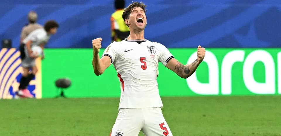 Jugador de Inglaterra celebrando con los brazos en alto