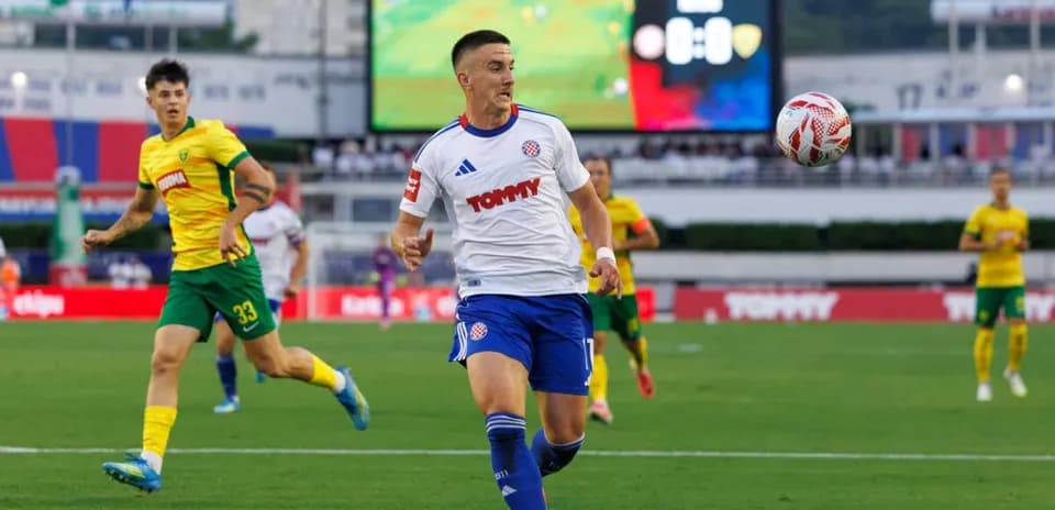 Jugador de Hajduk Split en acción con el balón