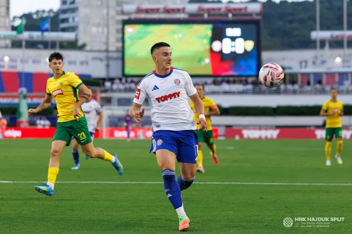 Jugador de Hajduk Split en acción con el balón