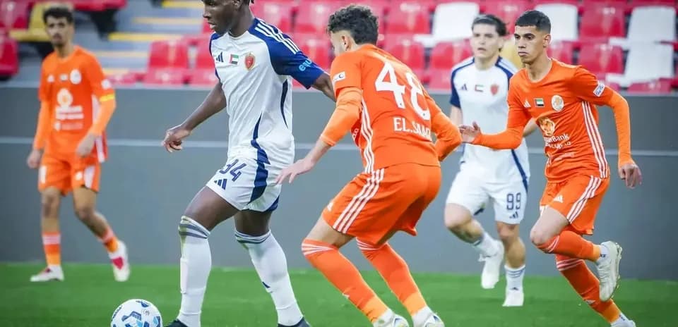Jugadores compitiendo en el partido Khorfakkan U23 vs Al Sharjah U23
