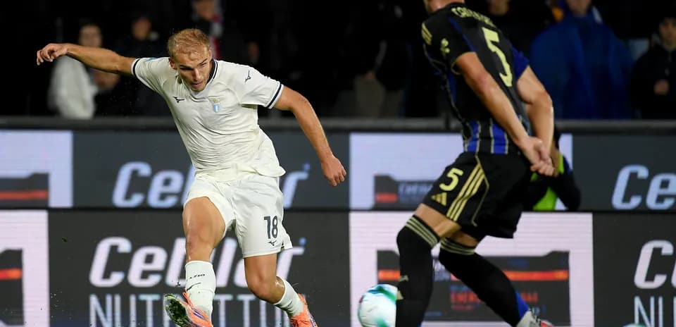 Jugador de Lazio disparando a portería
