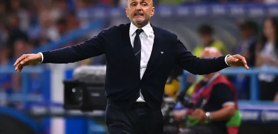 Entrenador dirigiendo al equipo durante el partido