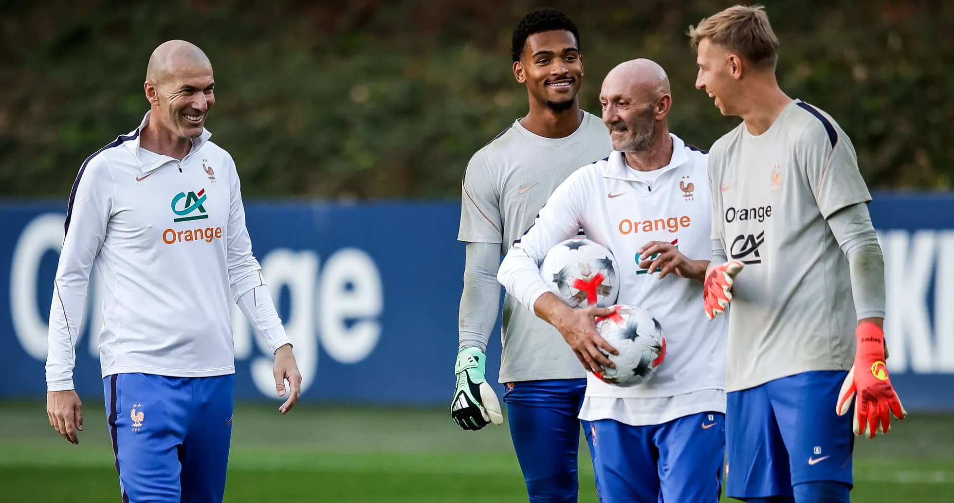 Entrenador y jugadores en sesión de entrenamiento