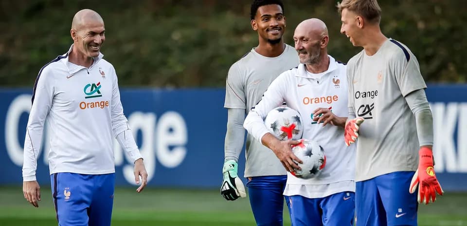 Entrenador y jugadores en sesión de entrenamiento