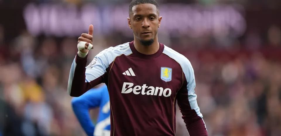 Portero de Aston Villa con pulgar hacia arriba