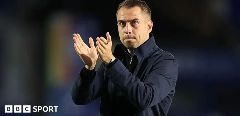 Entrenador aplaudiendo durante el partido