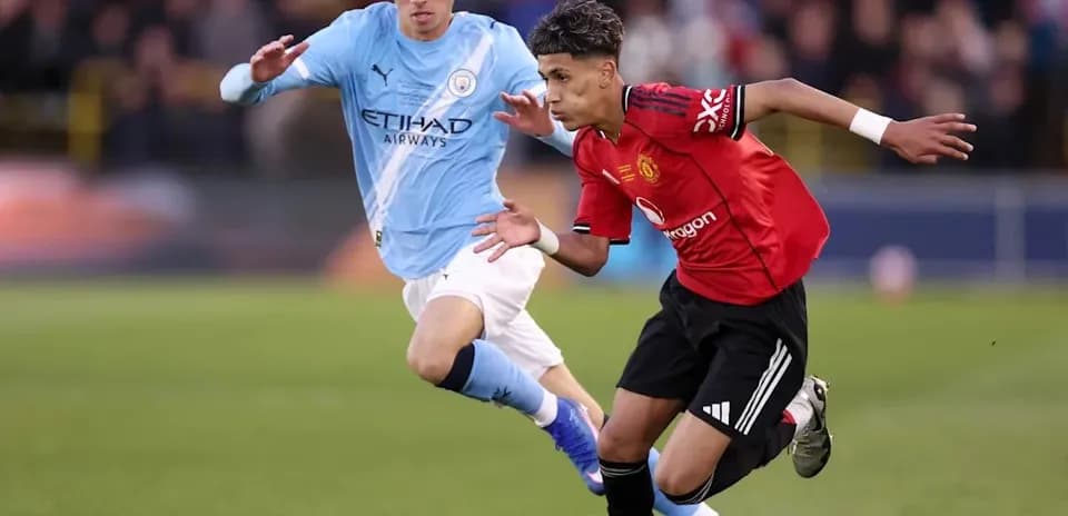 Jugador de Manchester United corriendo con el balón