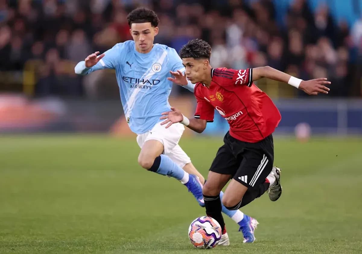 Jugador de Manchester United corriendo con el balón