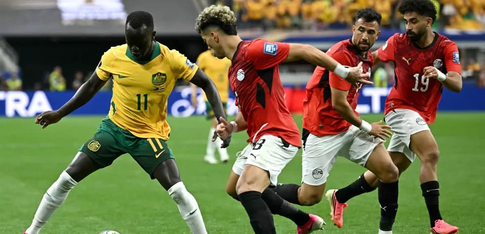 Jugadores de Australia y Egipto compitiendo por el balón