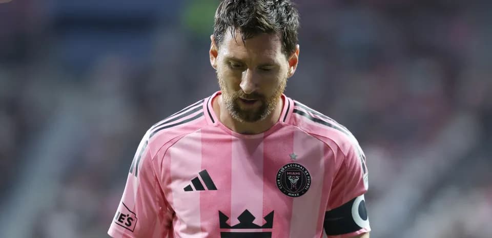 Jugador con camiseta rosa de Inter Miami en acción