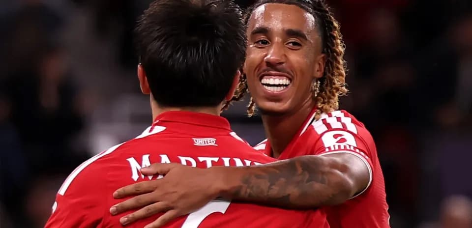Jugadores abrazándose después de un gol anotado