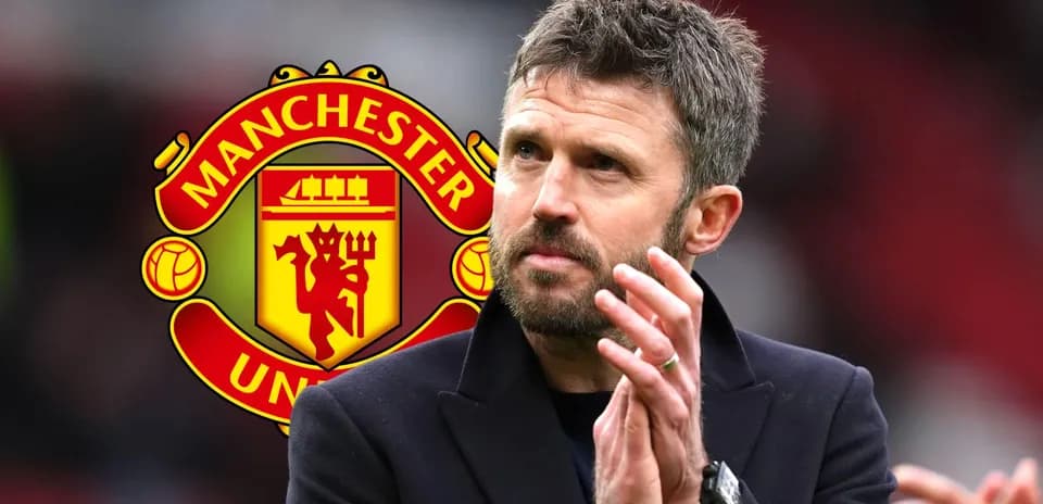 Entrenador aplaudiendo con logo de Manchester United de fondo