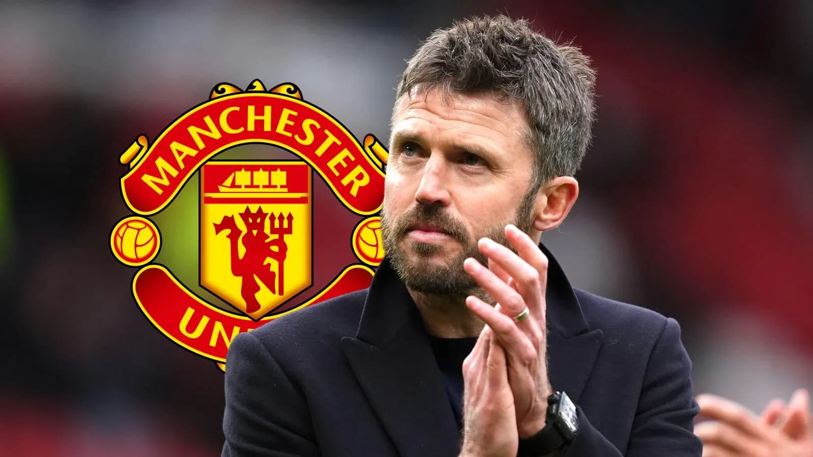 Entrenador aplaudiendo con logo de Manchester United de fondo