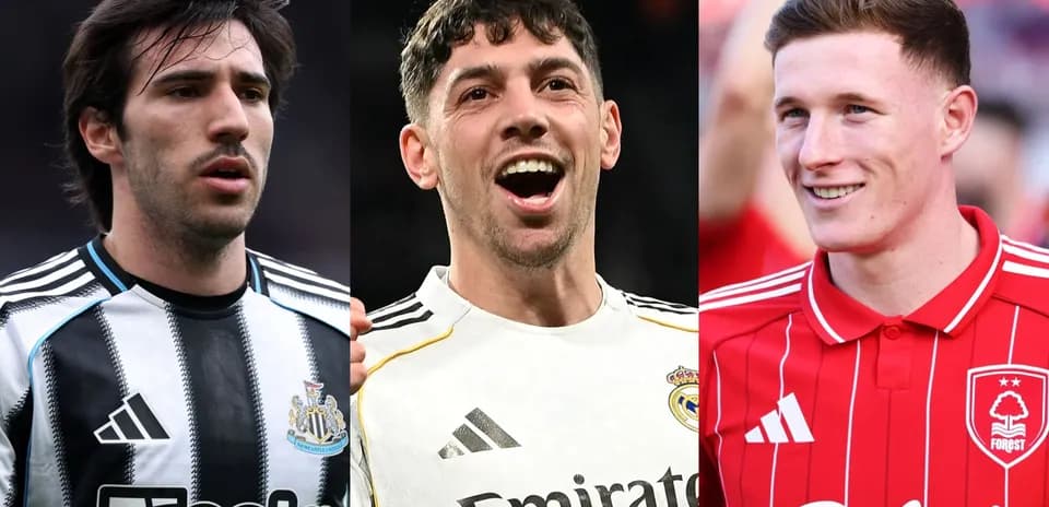 Tres jugadores de fútbol en diferentes camisetas