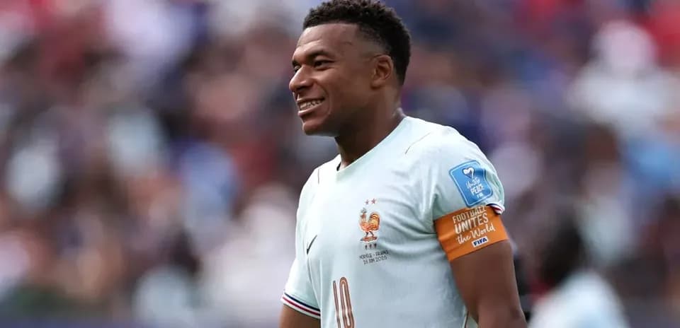 Jugador de Francia con camiseta y banda de capitán